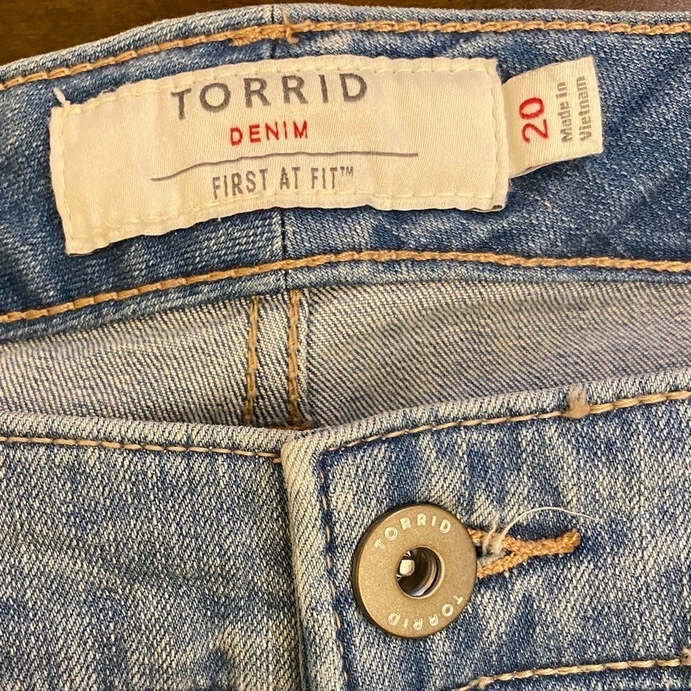 Torrid 20 NWT Denim Shorts Stretch Jeans Cutoffs Frayed Hems Light Wash New - Picture 6 of 10